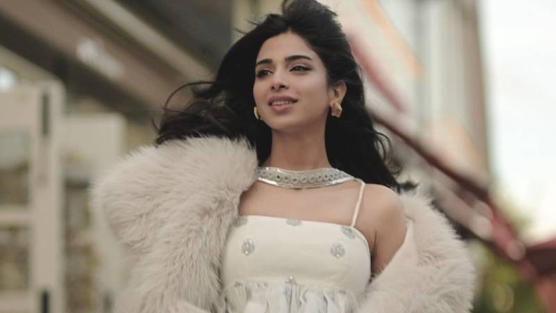 Sonya Hussyn wraps up shoot with playful BTS moment