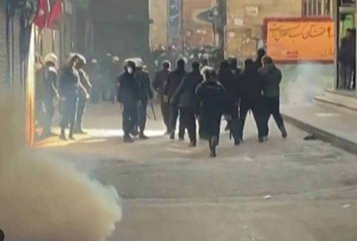 Iran security forces use tear gas in Tehran bazaar as toll rises