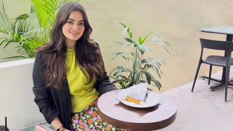 Breezy café moments: Minal Khan enjoys a night out in Karachi