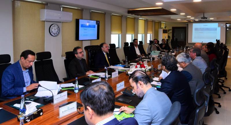 Govt institutions' deficit hit Rs833 billion in FY24–25, cabinet committee told