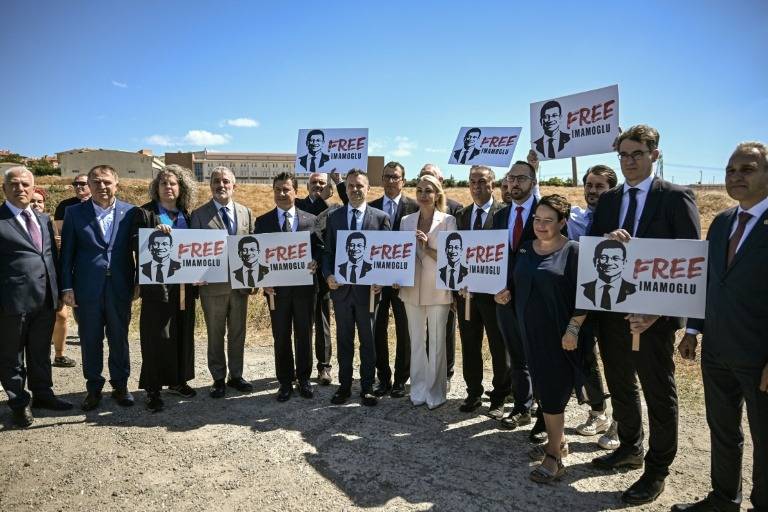 Istanbul's jailed mayor 'is fighting for justice' MEP says