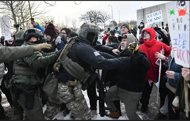 Protesters, US law enforcers clash after immigration agent kills woman