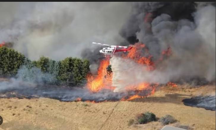 'Hectic' bushfires threaten rural towns in Australian heatwave