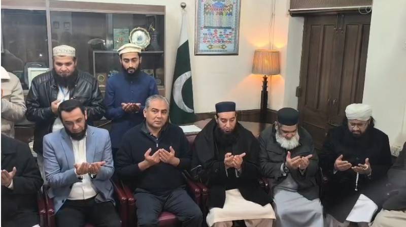 Naqvi visits Jamia Ashrafia, expresses condolences on death of Maulana Fazl