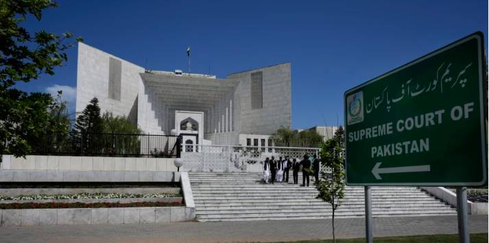SC penalizes its Karachi, Lahore registries officials for showing negligence