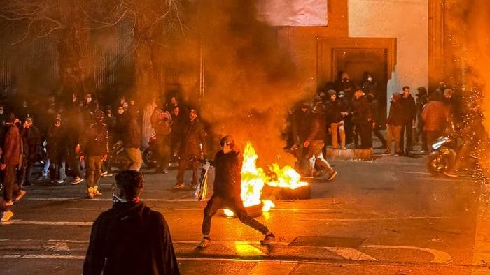 Fresh protests in Iran as internet blackout persists