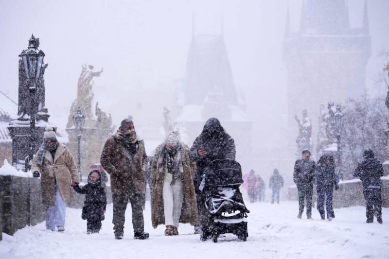 Heavy snowfall disrupts lives in France, Germany and UK 