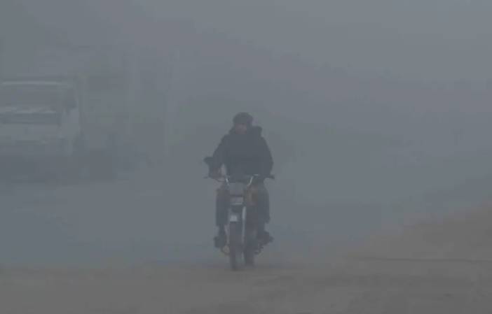 Temperatures plunge nationwide, deadly fog shuts major motorways