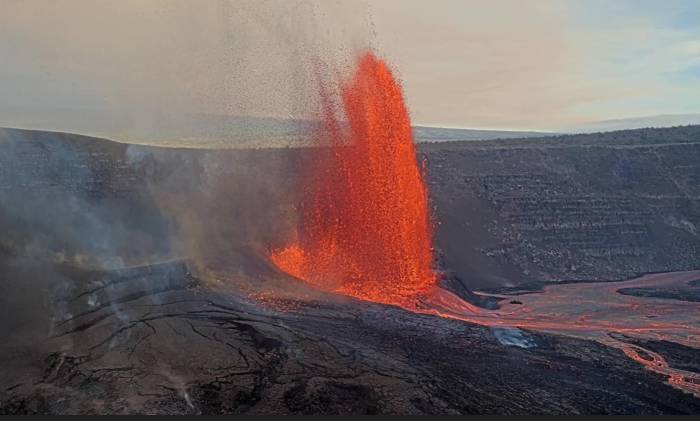 Hawaii's Kilauea volcano puts on spectacular lava display