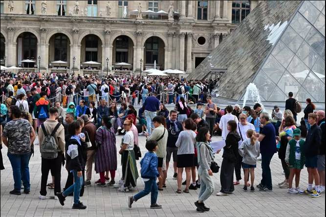 French museum fare hikes for non-European tourists spark outcry
