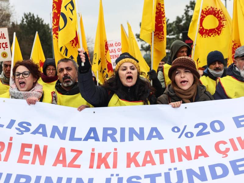 'We can't make ends meet': civil servants protest in Ankara