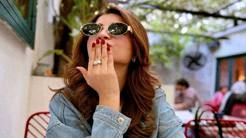 Kinza Hashmi teases fans with kiss-blowing photo