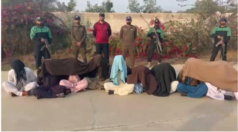 10 dacoits of two infamous gangs surrender before Ghotki police