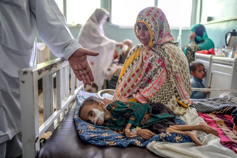 Afghan mothers seek hospital help for malnourished children