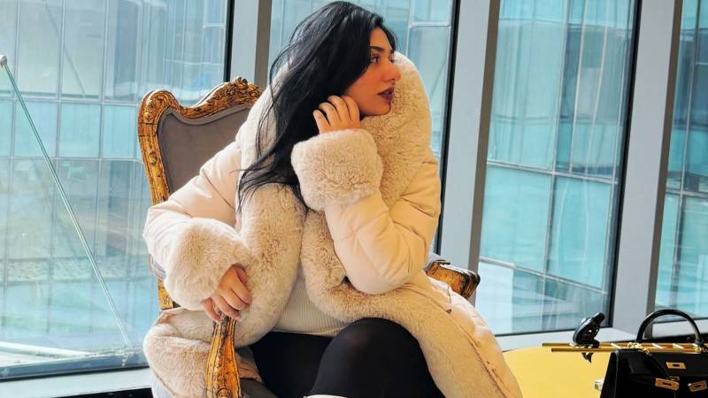 Sarah Khan's elegant winter look wins Falak Shabir's love