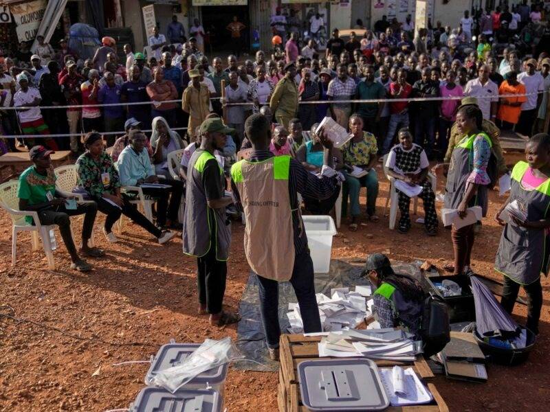 Ten killed in Ugandan elections, Museveni set to extend 40-year rule
