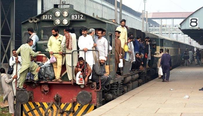 Electricity disconnected at Raiwind Railway Station due to pending dues