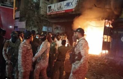 Massive blaze engulfs plaza in Karachi, 6 dead, 20 hurt, over 50 missing