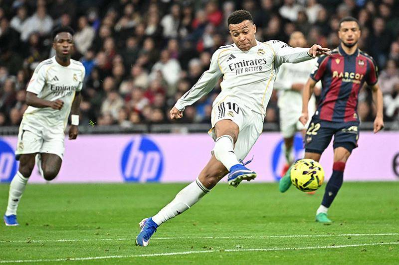 Real Madrid overcome Bernabeu boos to record Arbeloa's first win