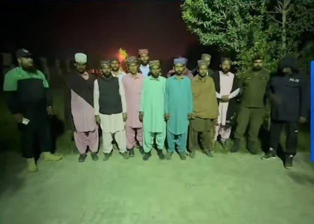 11 dacoits of Lathani, Kakani gangs lay down arms in Sadiqabad 