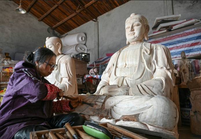 China's Buddha artisans carve out a living from dying trade