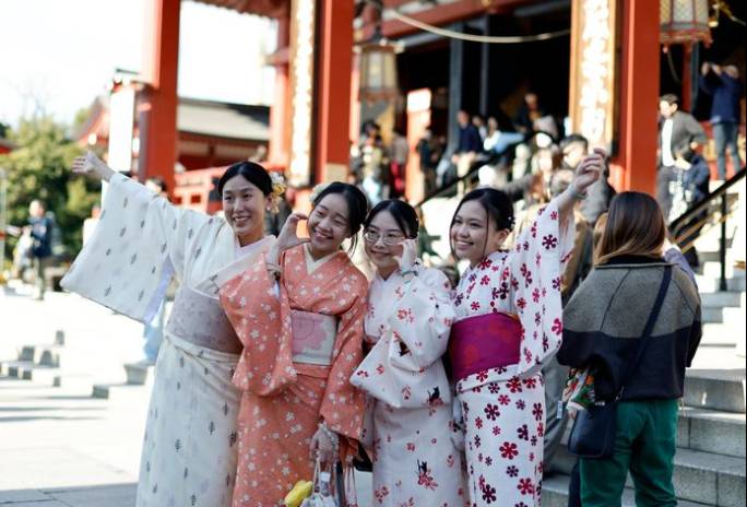 Tourists hit record in Japan, despite plunge from China
