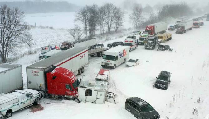 Heavy snow in US strands drivers in 100-vehicle crash