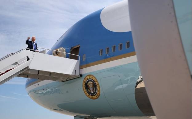 Trump's plane escapes disaster after electrical glitch