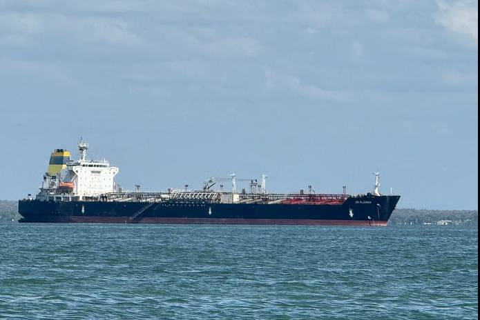 Venezuela says $300m US oil sale used to prop up currency