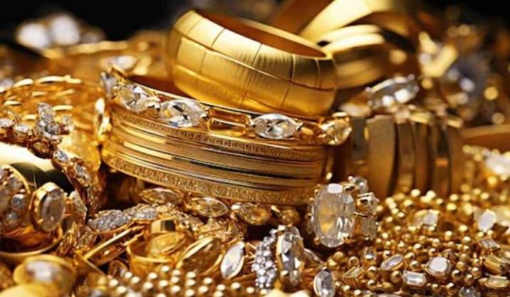 Gold price rockets to record half-million rupees per tola in Pakistan