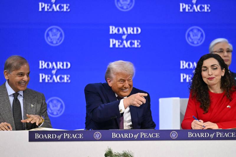 PM Shehbaz signs ‘Board of Peace’ charter at Davos ceremony led by US President Trump