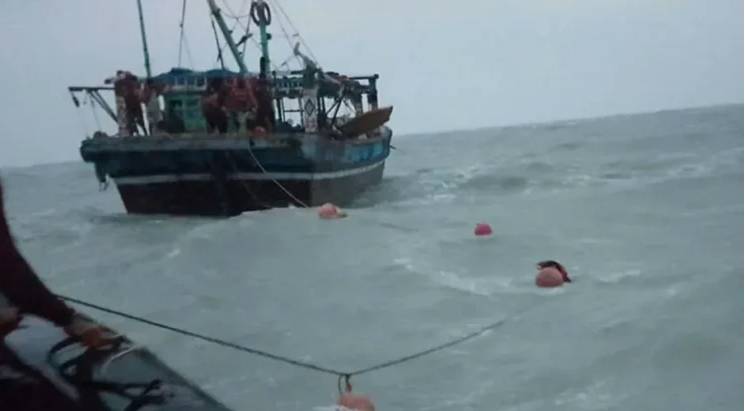 Boat capsizes near Manora: 6 people rescued, 4 missing