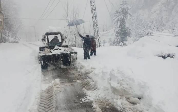Tourists banned, roads cut off as heavy snowfall buffets Pakistan cities 
