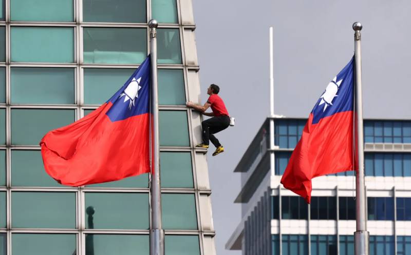 American daredevil free-climbs Taiwan's tallest building