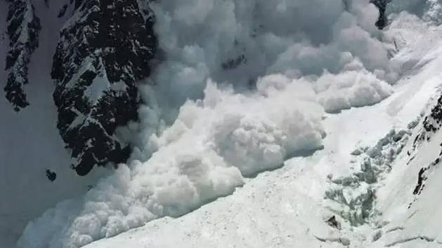 Heavy snowfall, landsliding claims 10 lives in KP, NDMA issues avalanches alert