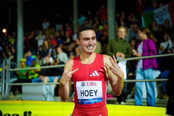 Josh Hoey breaks 800m indoor world record in Boston