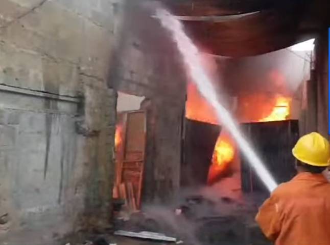 Fire erupts at godown, house in Karachi