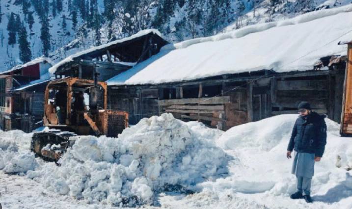 Mercury plummets as rain, heavy snowfall lash different parts of country