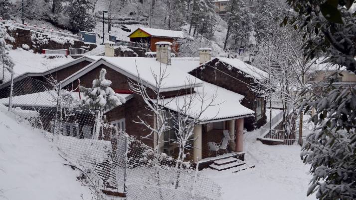 Murree receives eight inches of snow, says PDMA