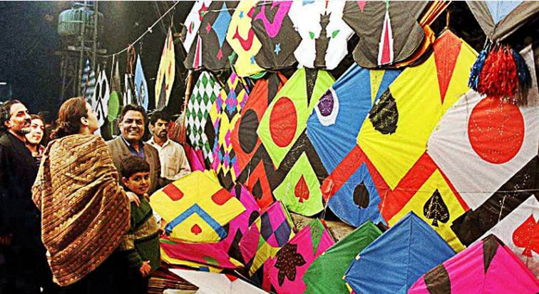 Kite manufacturers running against time to meet orders