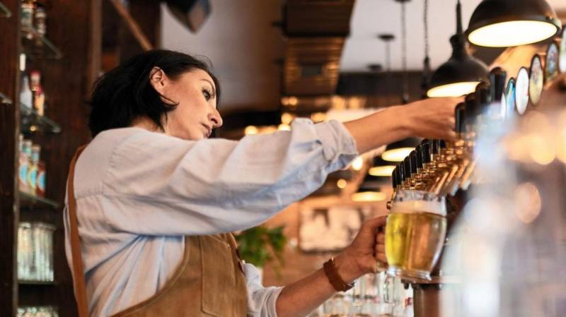 UK serves up financial support to struggling pubs