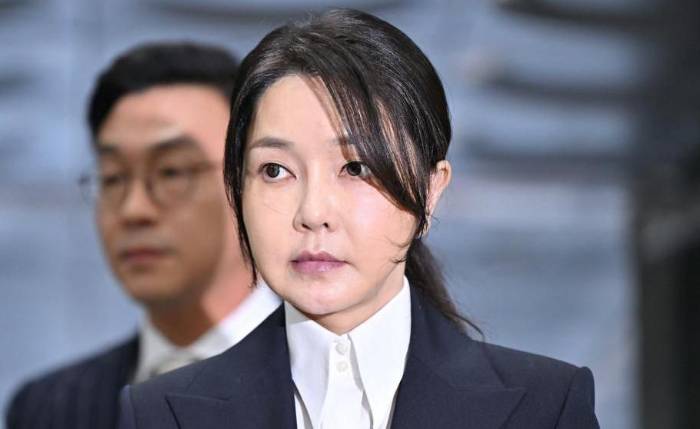 South Korea's ex-first lady jailed for 20 months for taking bribes