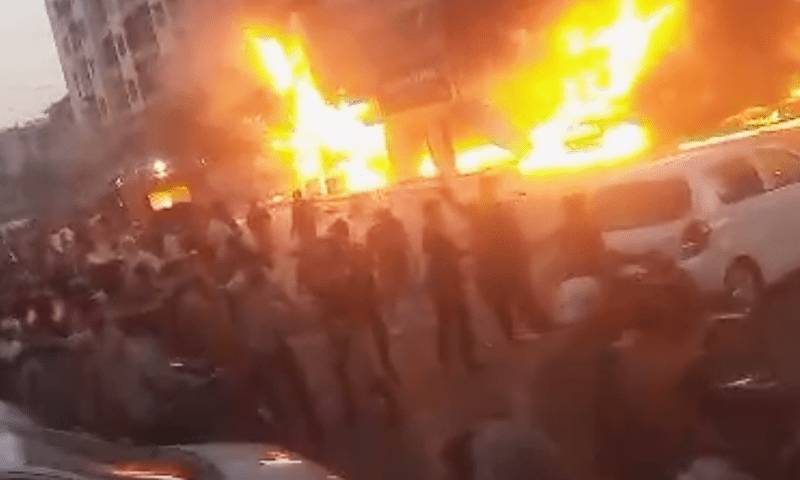 Veteran doctor dies after fire damages clinic in Karachi 