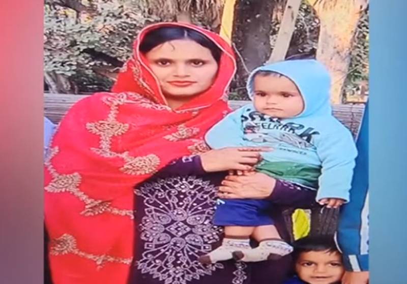 Body of baby, who died after falling into manhole in Lahore along with her mother, found