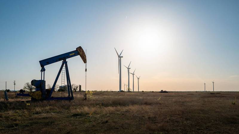 Oil jumps, gold climbs further on Trump's Iran threat