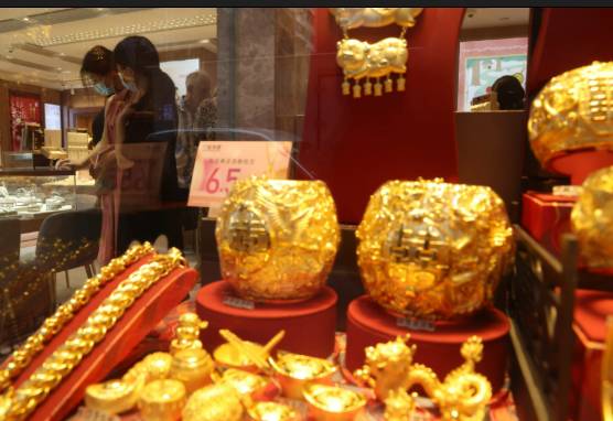 Hongkongers snap up silver as gold becomes 'too expensive'
