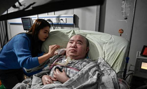 Chinese quadriplegic runs farm with just one finger