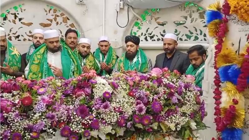 Amir Khan pays respects at shrine of Data Ganj Bakhsh 