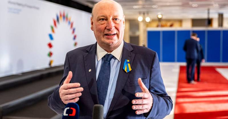 EU fires top official over Qatar gift claims