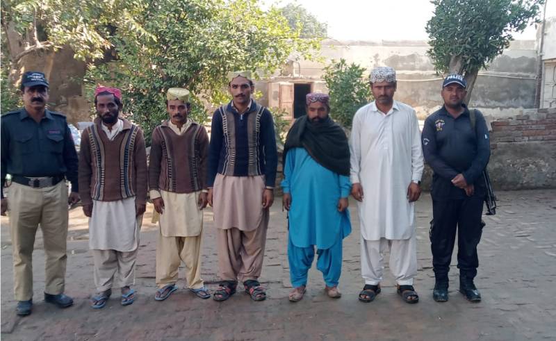 Mazari gang’s five criminals surrender to Kashmore police